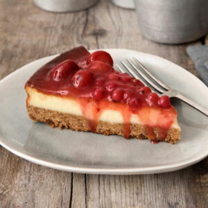 bindi-torta-cheesecake-fragole-fetta_2048x2048