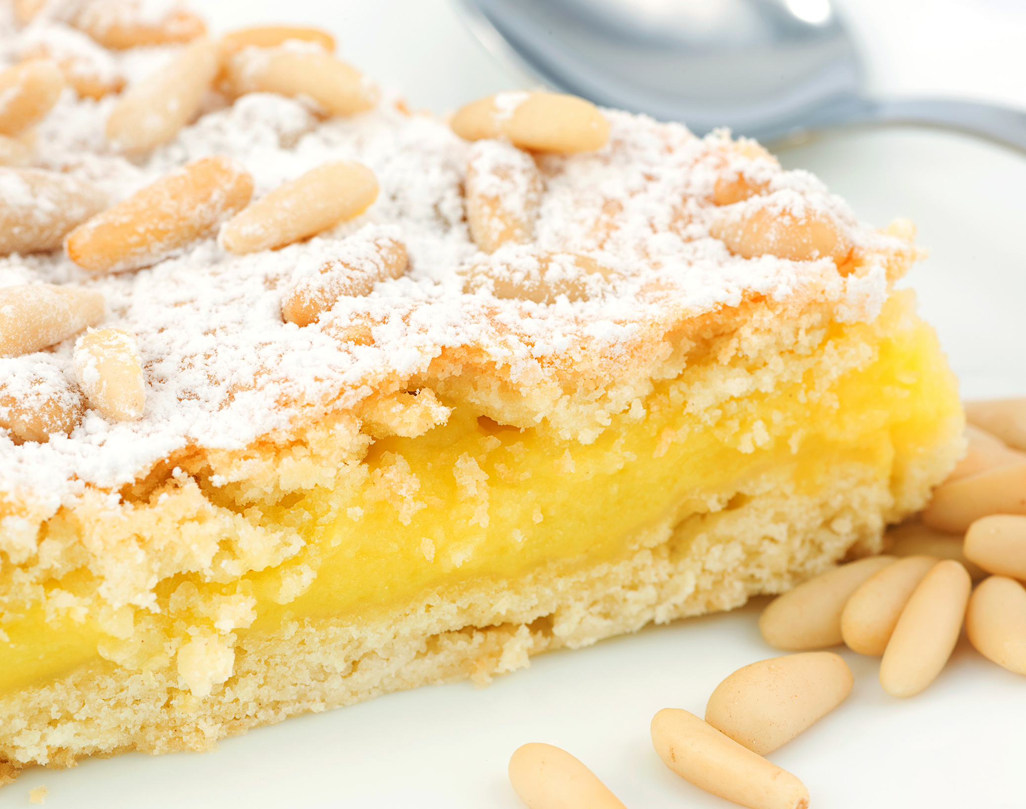 Grandma's cake, with cream and pine nuts